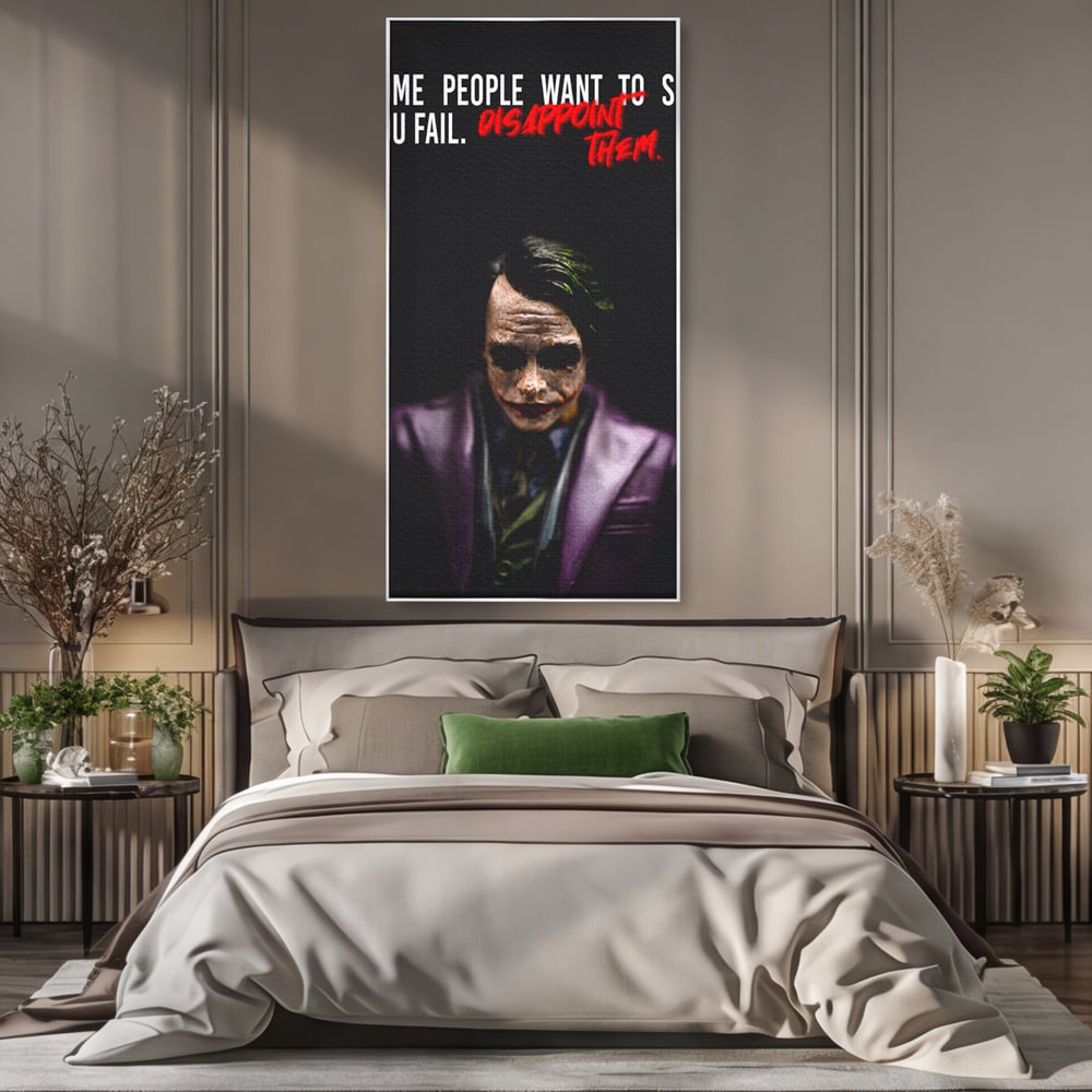 Tablou canvas cu tablou canvas cu joker si mesaj motivational, in rama de aluminiu argintiu, pe perete intr-un dormitor